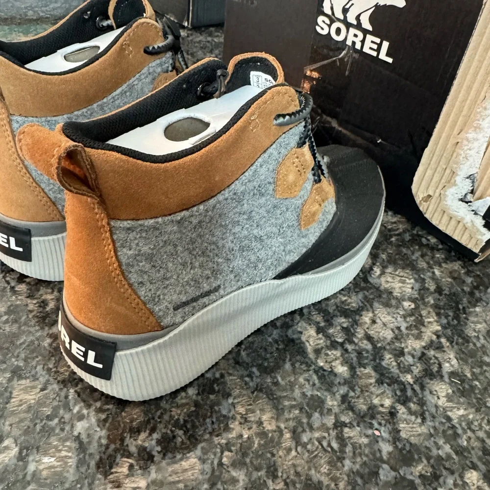 NEW SOREL Youth Size 3 Sorel Out N About IV Classic Waterproof Boots Winter Snow